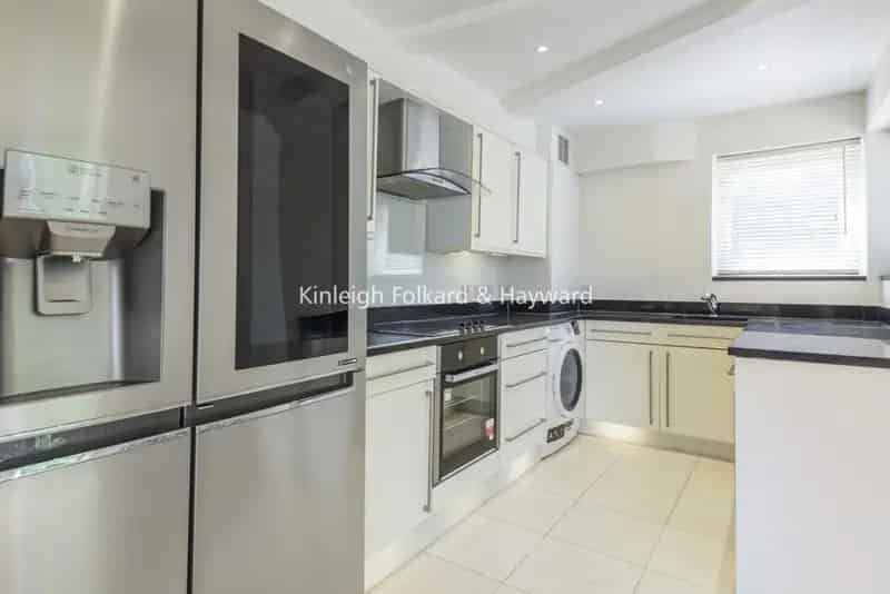 Two Bedroom Contemporary Apartment Near Beckenham Hill Station