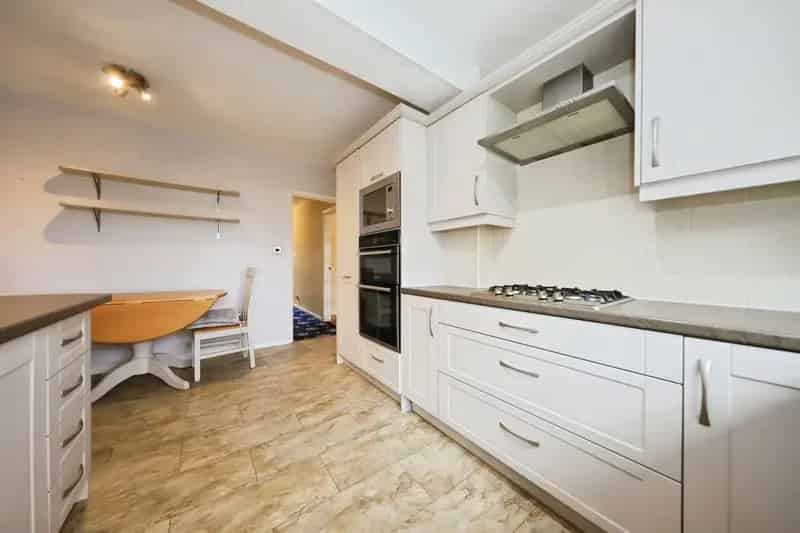 Spacious 3-Bedroom House with Garden and Driveway