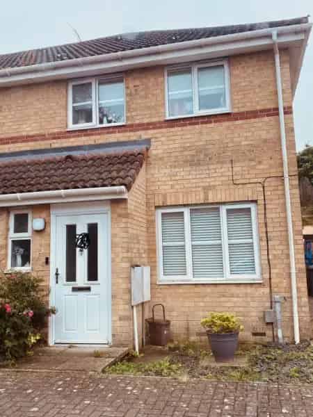 2 Bed End Terrace with Downstairs Toilet Large Kitchen and Parking