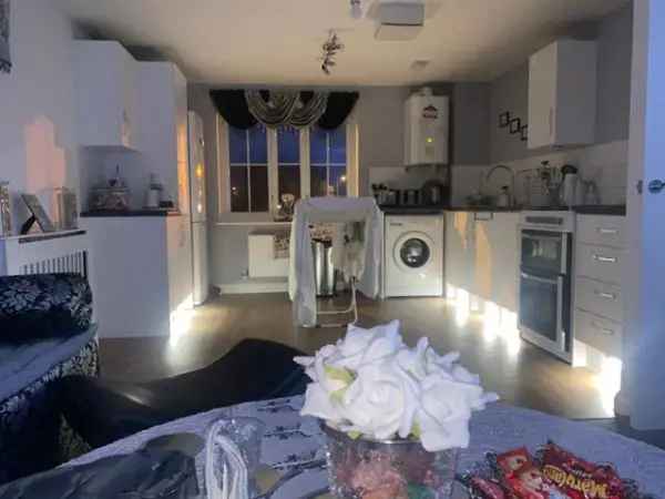 Flat For Rent in Westbury, England