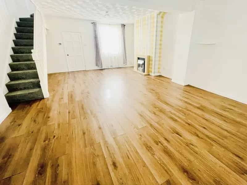 3 Bedroom Terraced House Modern Kitchen Rear Garden