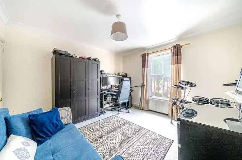 2 Bed Character Cottage Near Brookwood Station