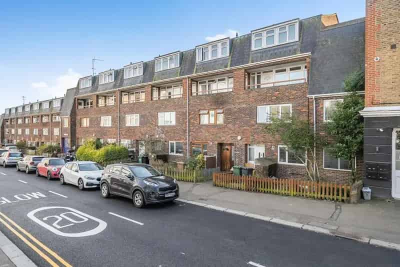 Three Bedroom Split Level Flat with Private Balcony