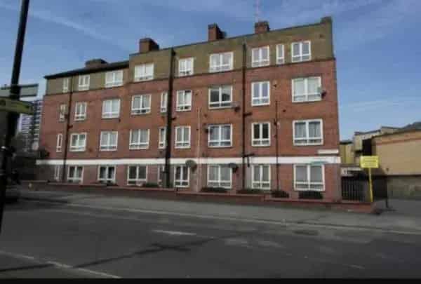 2 Bed Maisonette Near Shops and Schools