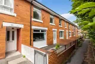 Three Bed Mid Terrace House Modern Kitchen Shower Room Parking