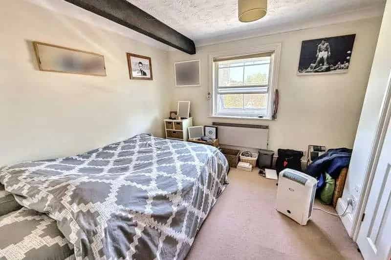 2 Bed Top Floor Apartment Downton Village Centre