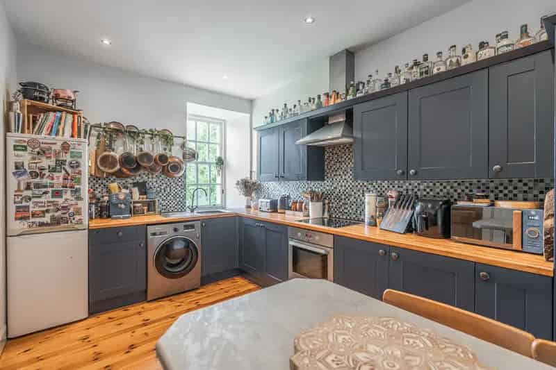 Charming Bannockburn First Floor Flat Two Bedrooms Modern Bathroom