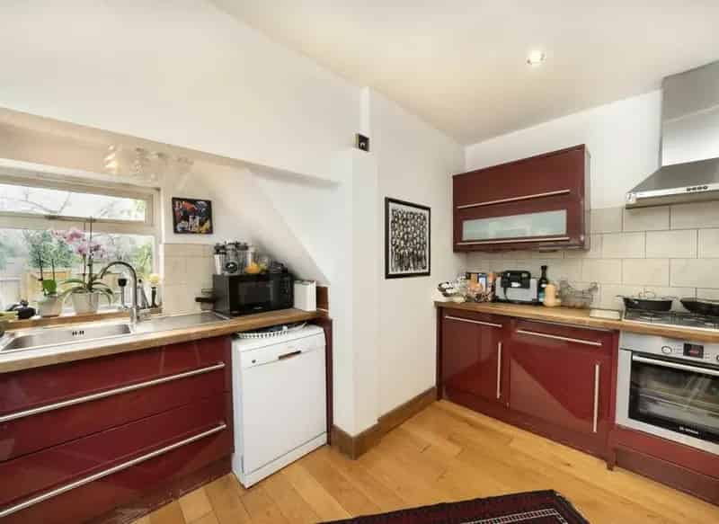 2-Bedroom Victoria Maisonette with Private Garden South Park Views