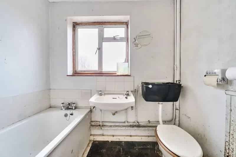 3 Bed Semi-Detached House For Sale Full Refurbishment Potential
