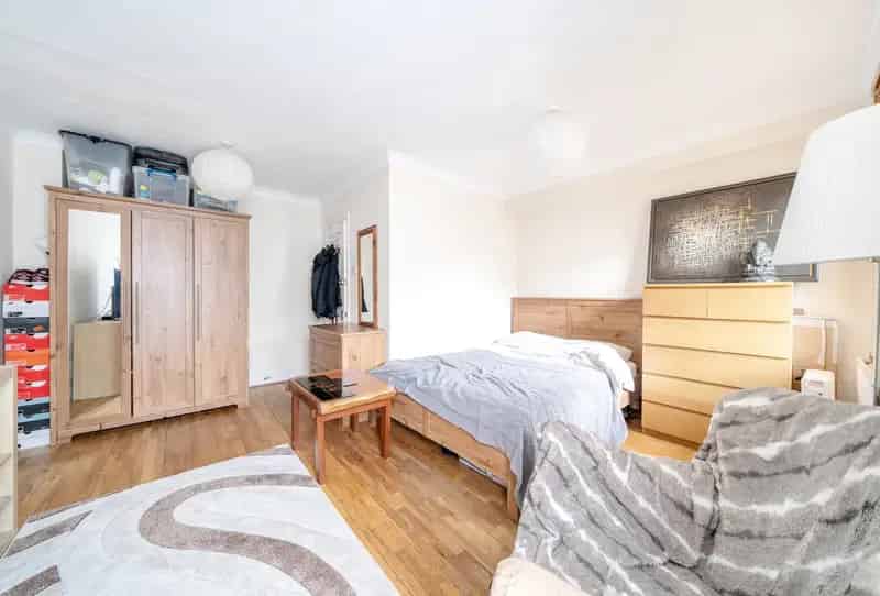 4 Bedroom House for Sale in Mitcham Town Centre with Parking