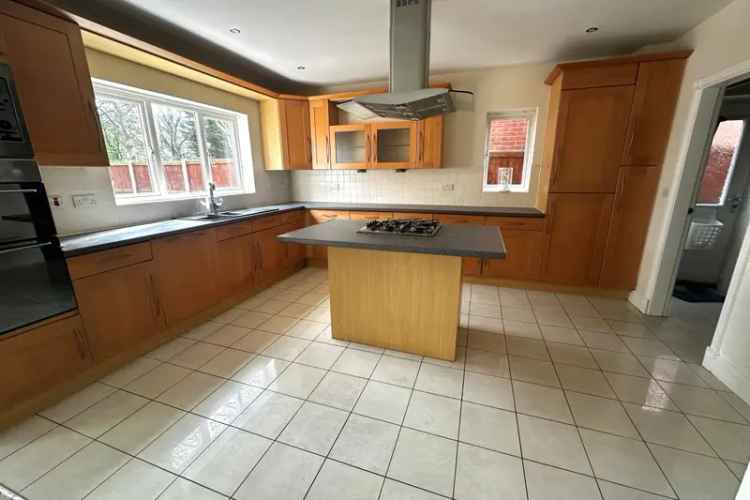Luxury 5-Bedroom Detached House with Large Garden and Double Garage
