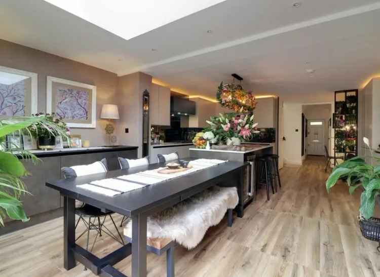 House For Sale in London, England