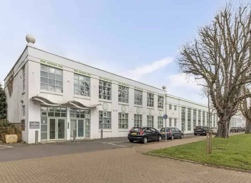 Art Deco One Bedroom Flat near St Margarets Station