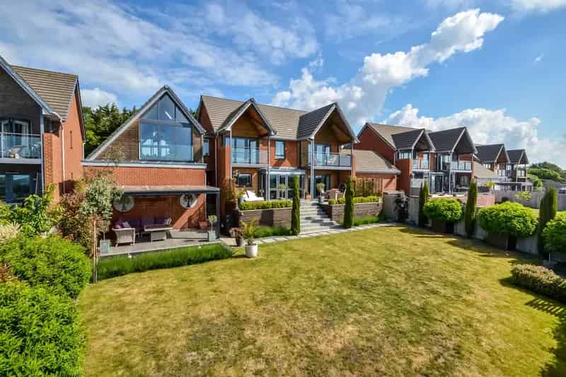 Executive 5 Bedroom Detached House with Panoramic Views