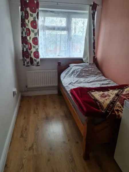 Flat For Rent in Redditch, England