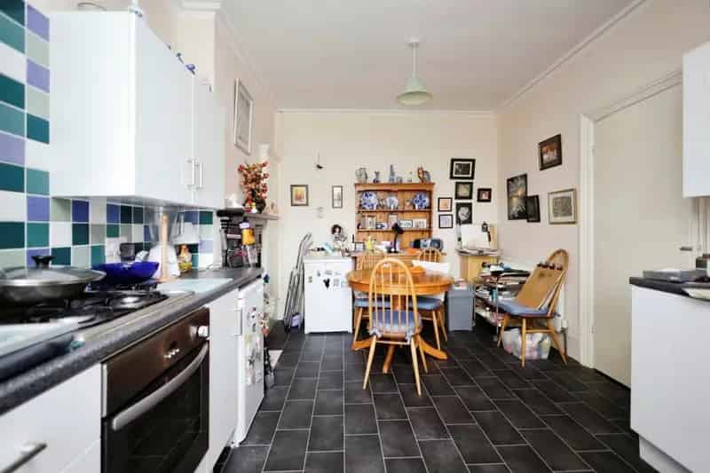 Spacious 3-Bedroom Split Level Flat in Upperton Eastbourne