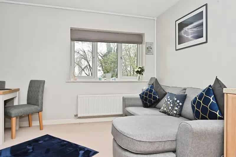2 Bedroom Top Floor Flat with En-Suite and Communal Parking