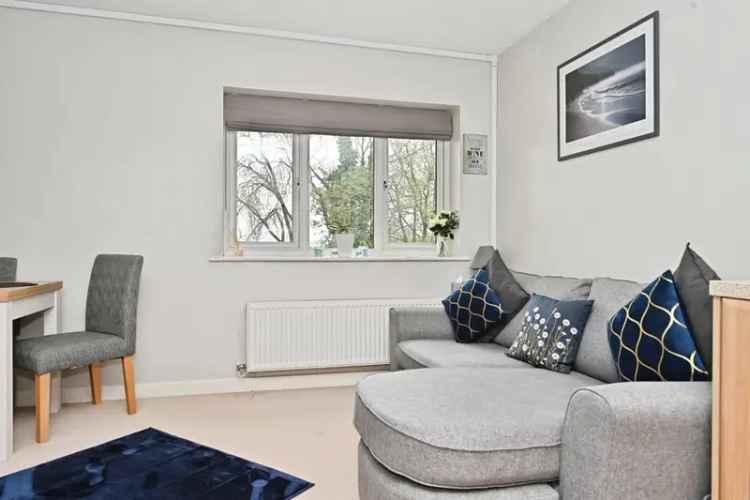 2 Bedroom Top Floor Flat with En-Suite and Communal Parking
