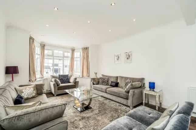 Detached House for Sale in Hendon NW4