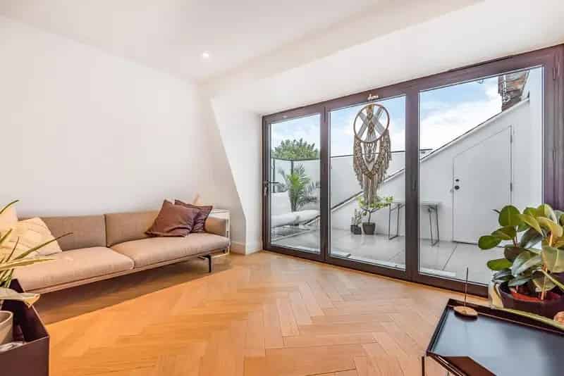 Refurbished Period Conversion 3 Double Bedrooms Roof Terrace