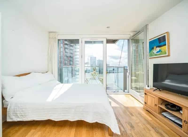 Modern Studio Apartment New Providence Wharf River Thames Views Gym Spa