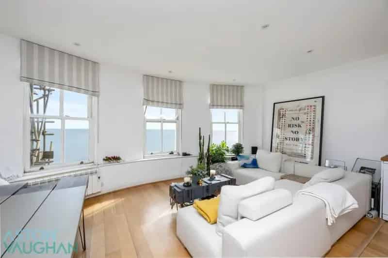 2 Bedroom Seafront Apartment for Rent