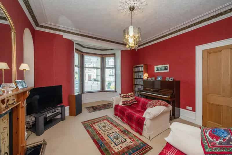 4 Bedroom Terraced House with Walled Garden and Parking