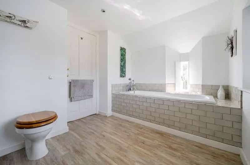 5 Bed House For Sale in Compton - Large Family Home with Outbuildings