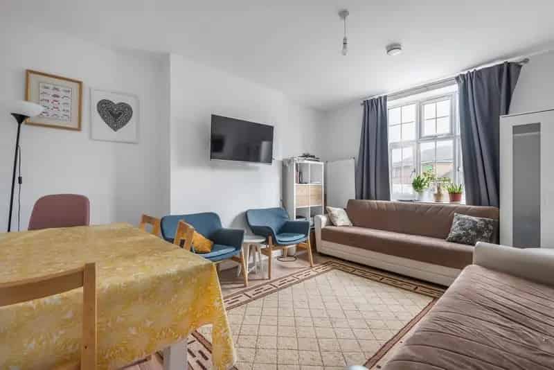 Two Bedroom Flat Near Kingston Town Centre