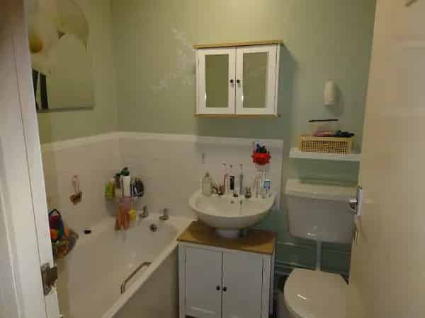 Spacious 2-Bed Flat Near Town Centre with Balcony and Parking