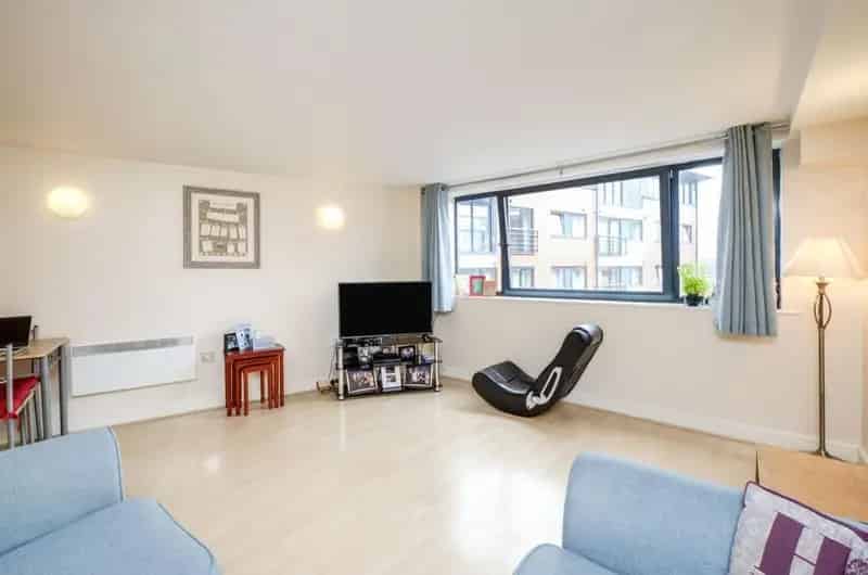 Digbeth Apartment Double Bedroom Gated Parking Available July