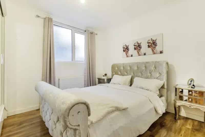 Two Double Bedroom Period Conversion Flat with Garden