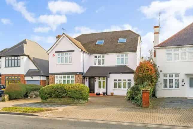 Detached House for Sale in Stanmore HA7