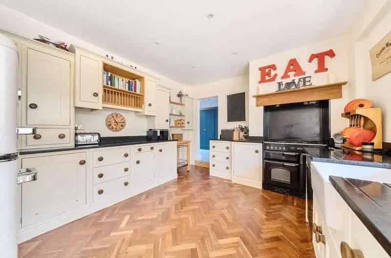 4 Bed Detached House For Sale