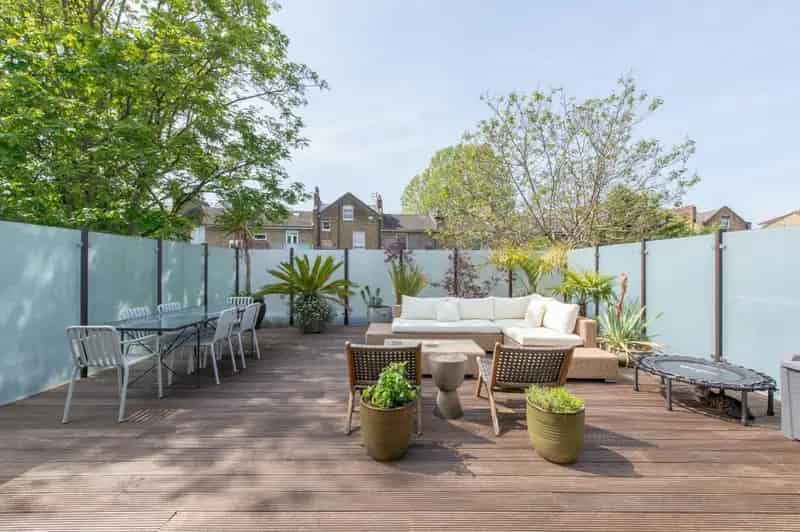 2 Bedroom Sub Penthouse Apartment with 550 sq ft Terrace East London