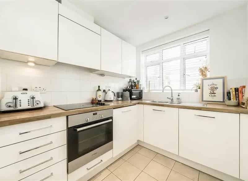 2 Double Bedroom Art Deco Apartment Near Stepney Green