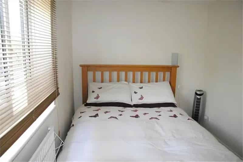 2 Bedroom House To Let - Modern Kitchen & Large Garden