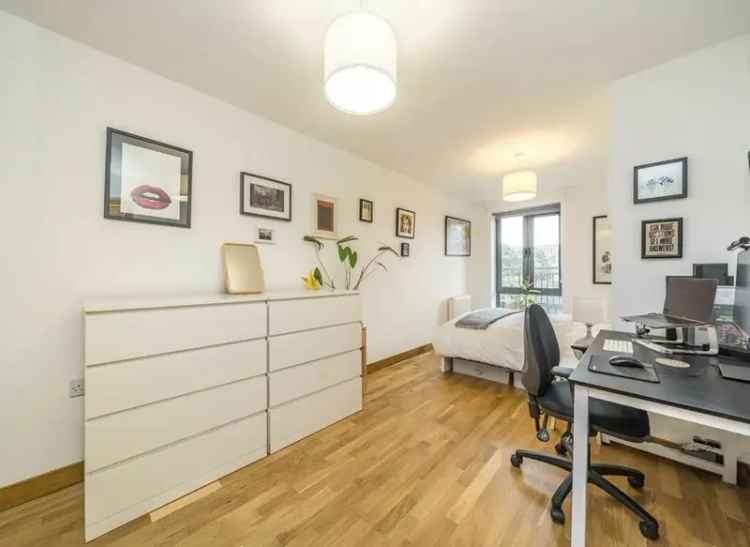 Flat For Sale in London, England