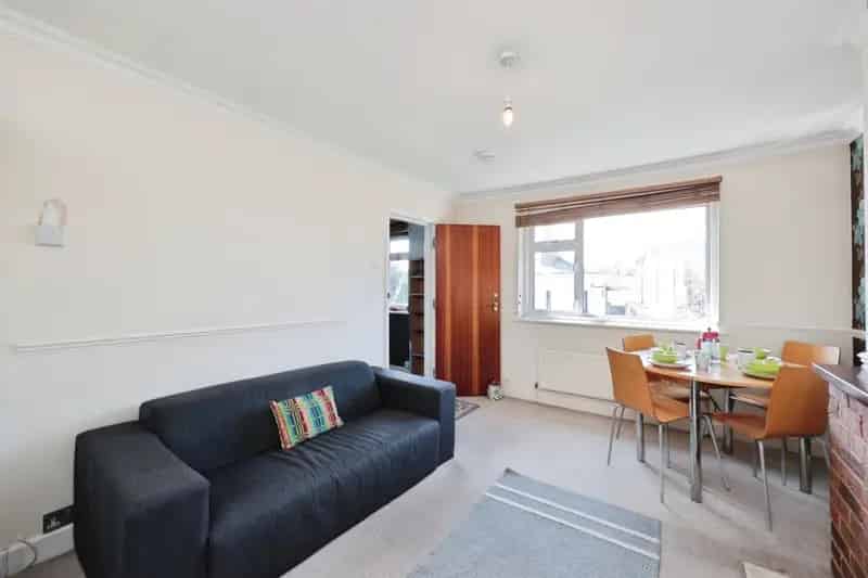 Two Bedroom Duplex Maisonette Near Watford Junction