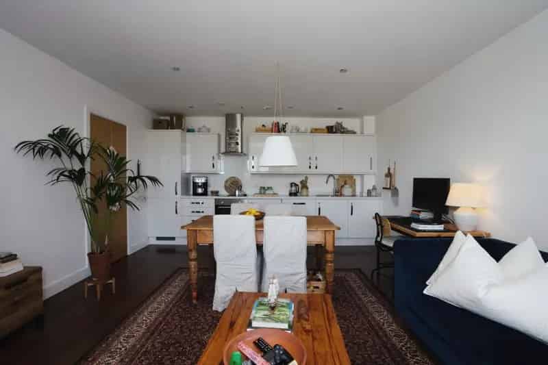 Modern 2-Bedroom Apartment with Balcony and Parking 2018