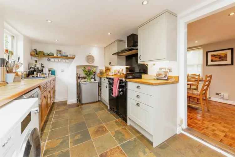 Spacious Detached Cottage - Four Bedrooms - Village Location