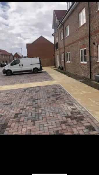 Spacious 2-Bed Ground Floor Flat with Parking