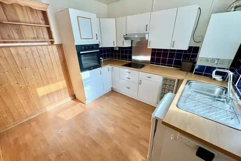 Spacious 4-Bedroom House in Abington Northampton