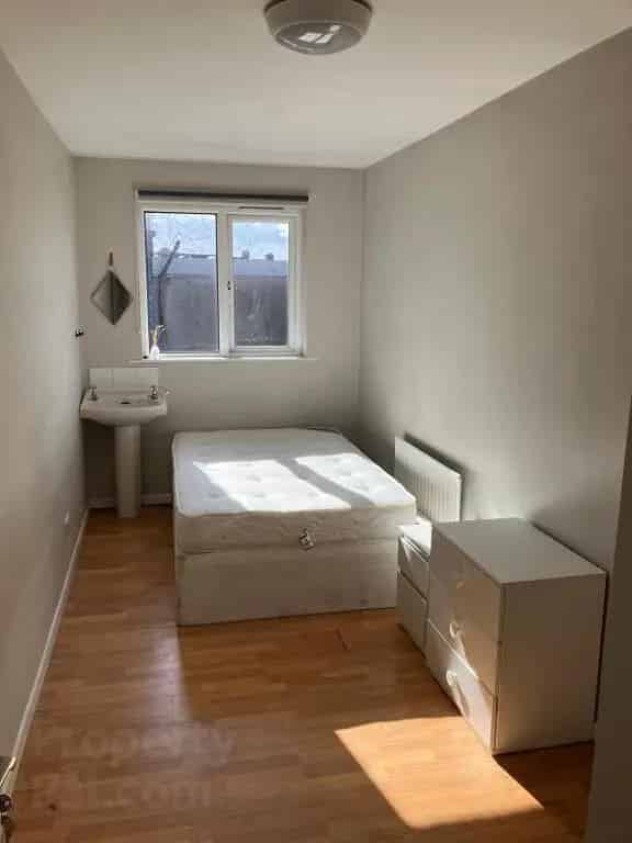 5 Bedroom House Near Adelaide Train Station and Queens University