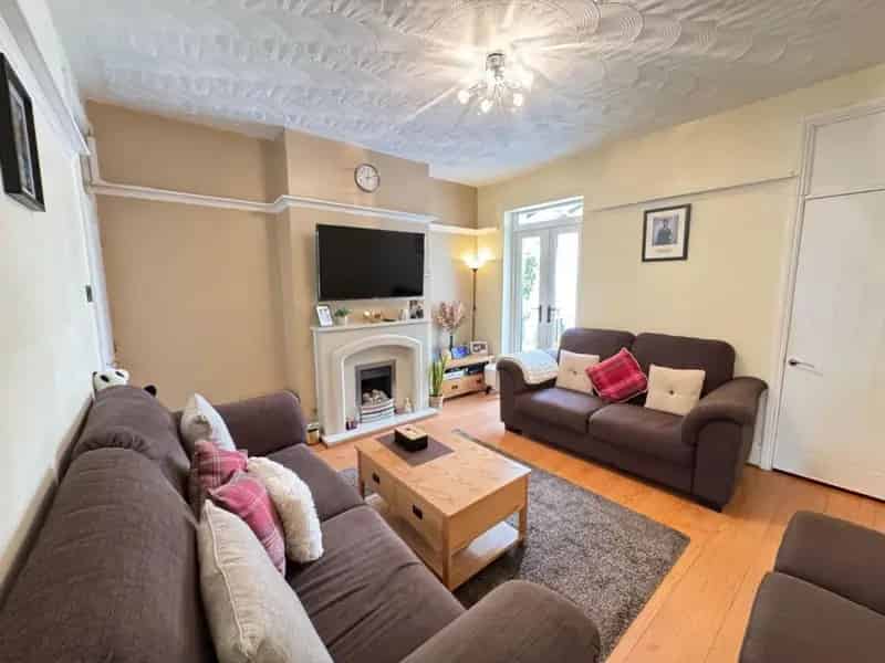 3 Bedroom Mid Terrace House For Sale