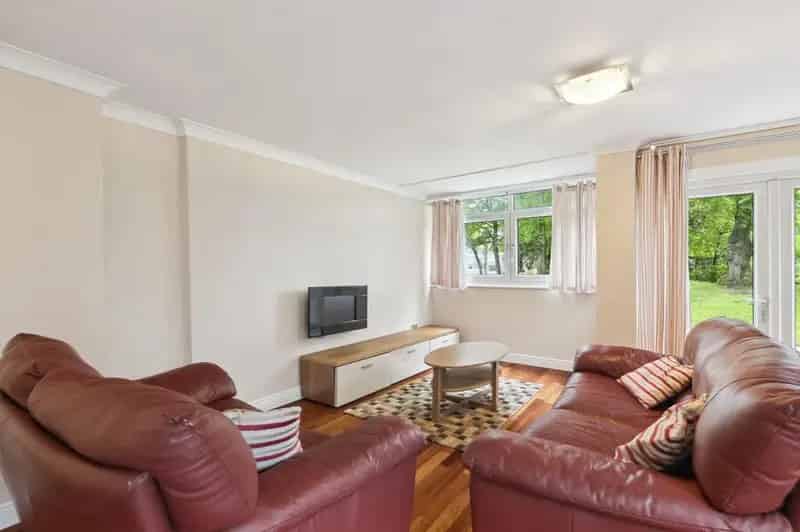 2 Bedroom Duplex Flat with Private Garage and Garden Access