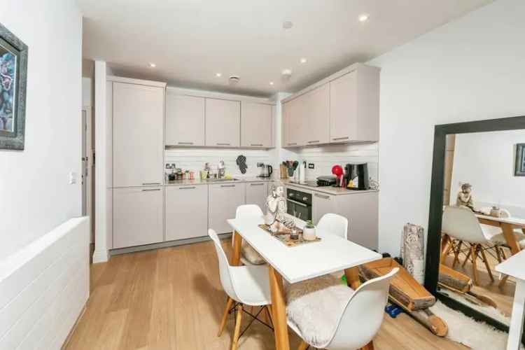 Riverside Apartment in Central Reading with Concierge