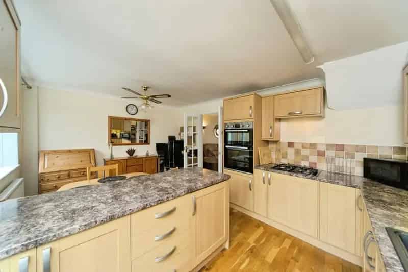 Three Bedroom Semi-Detached House Near Langney Shopping Centre