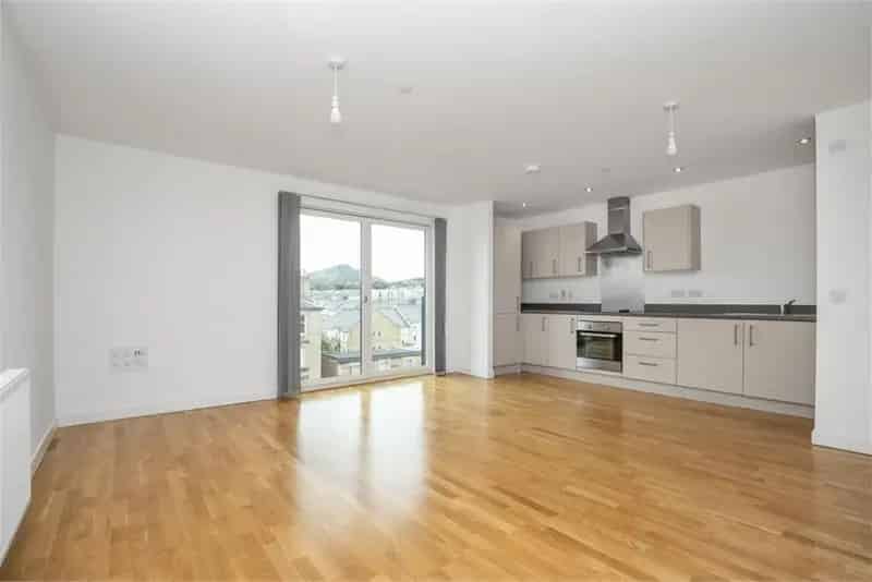 2 Bed Flat Leith Edinburgh - Modern Apartment Near Amenities