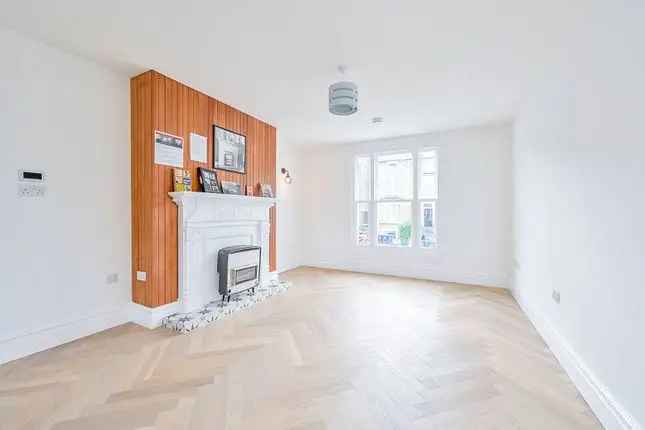 Maisonette for Sale in The Grove Ealing Broadway London W5